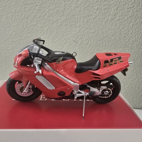 Hallmark 2019 Keepsake Ornament Honda Motorcycles 1992 NR750 - Picture 3 of 8